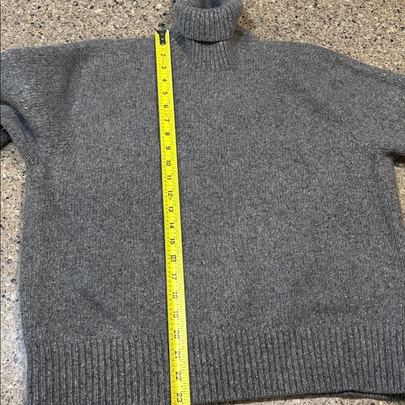 SOLD. DO NOT BUY Dark Brown Turtleneck Sweater 100% Cashmere cropped - Picture 6 of 6